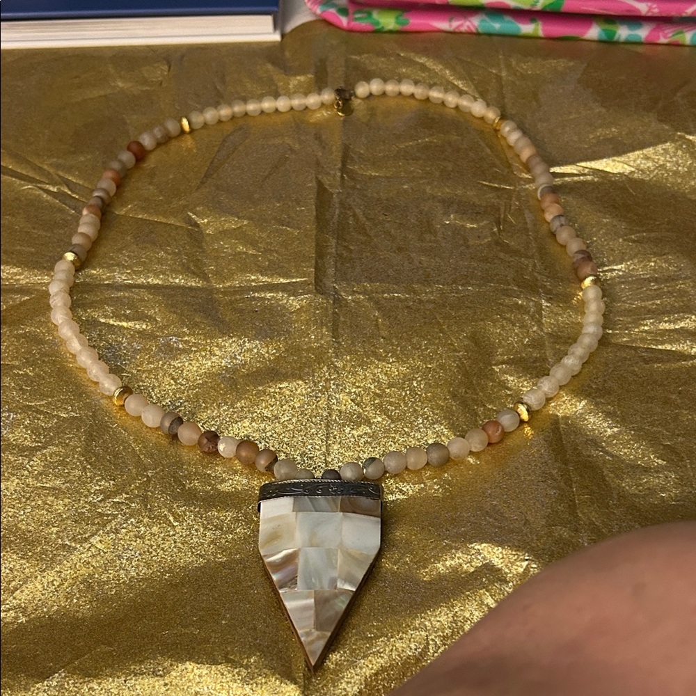 Chic bone Necklace with Geometric Pendant